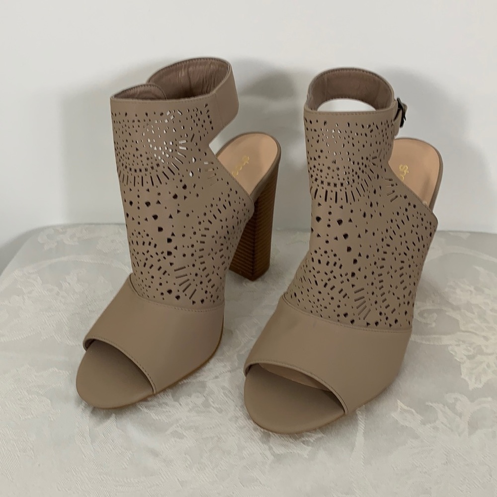 Shoe dazzle taupe heeled open toed sandal size 10